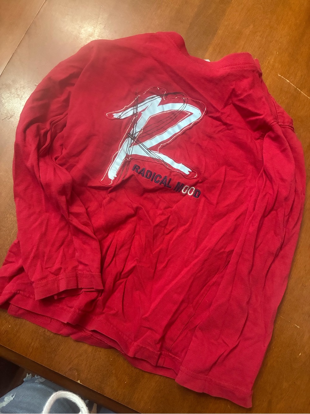 Kids' Red Long-Sleeve Graphic Tee with 'R' Accent